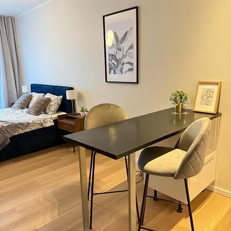 Central, Harbour 5 Minutes, 1-Bedroom Apartment *
