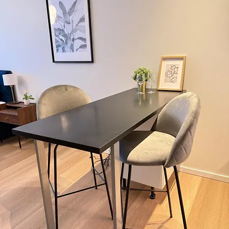 Modern 1br Near Port & Center *